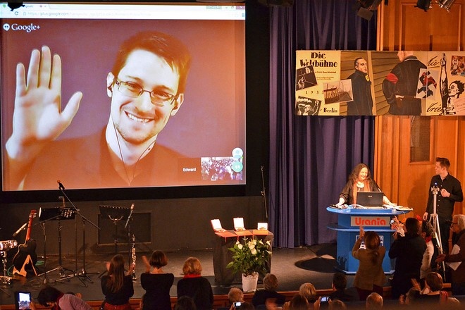 Власти США отсудили у Сноудена доходы от его книги