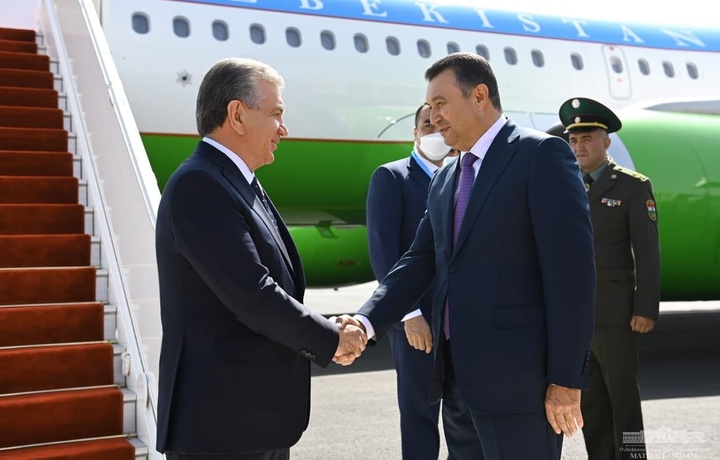 Шавкат Мирзиёев Тожикистонга келди