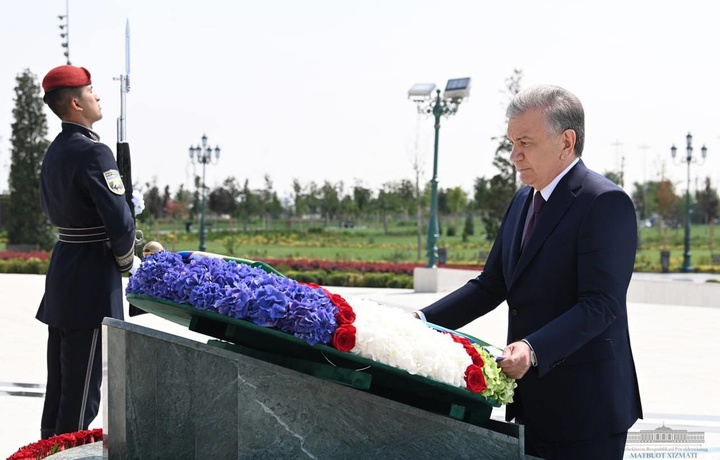 Prezident Mustaqillik monumenti poyiga gulchambar qo‘ydi