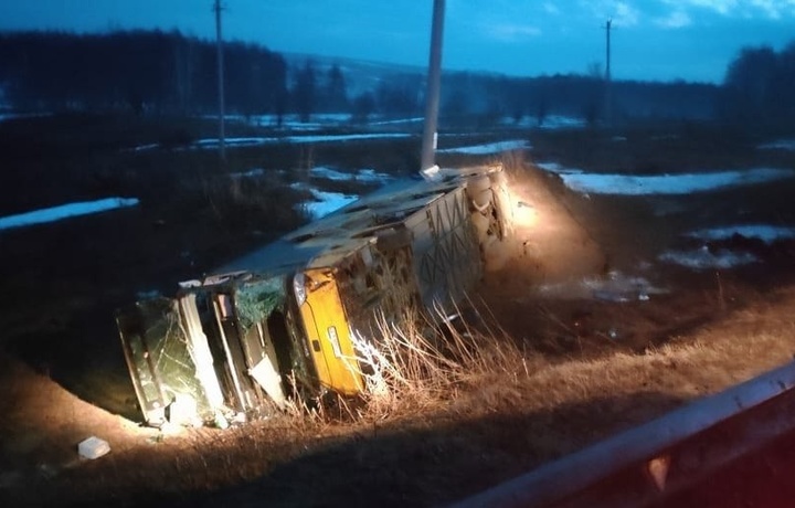 Rossiyada o‘zbekistonliklarni olib ketayotgan avtobus YTHga uchradi
