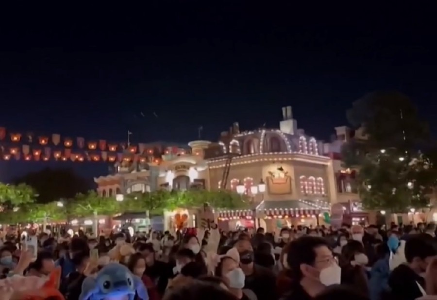 Шанхайский Disneyland закрыли вместе с людьми из-за COVID-19 (видео)