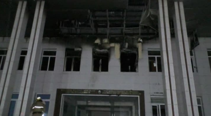 Сирдарё вилояти молия бошқармаси биноси ёниб кетди (фото)