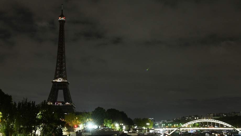 В Париже погасили огни Эйфелевой башни в память о погибших в Бейруте