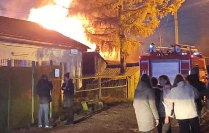 В Иркутске военный самолет рухнул на жилой дом (видео)