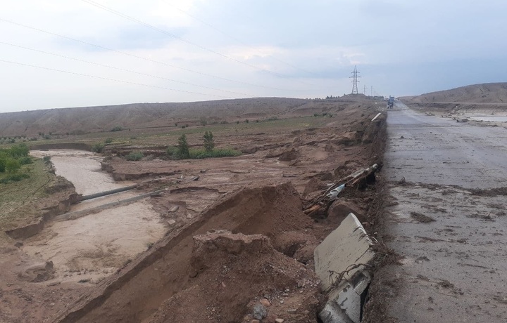 Namangan viloyatida suv toshqinlari yuz berdi. Avtomobil va poyezd yo‘llari ishdan chiqdi (foto)