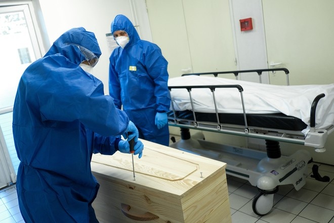 Число жертв коронавируса во Франции достигло 28,9 тысячи