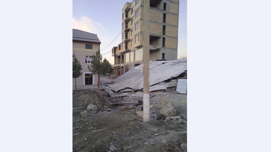 В Джизаке обрушилась часть 6-этажного строящегося дома