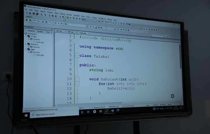 «O‘quvchilarni dasturlashdan bezdirish emas, qiziqtirishimiz kerak». Farg‘onada C++ malaka oshirish darslari davom etmoqda (video)