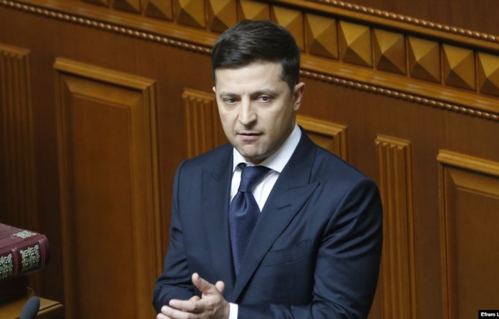 «Президент — не икона»: Зеленский попросил не вешать его портреты в кабинетах