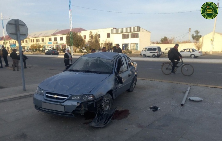 В Бухаре автомобиль совершил наезд на школьников