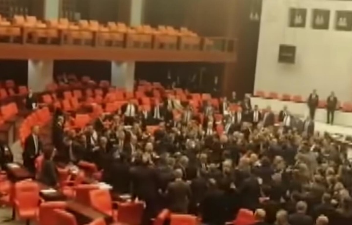Массовую драку депутатов в парламенте Турции сняли на видео