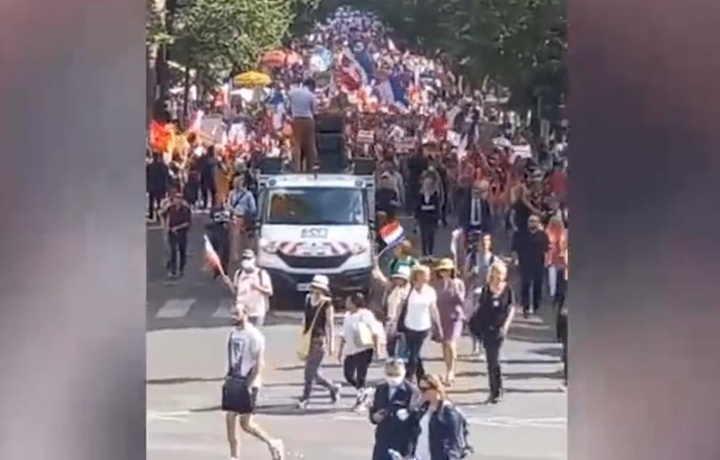 Более 140 тыс человек во Франции вышли на митинги против санитарных пропусков