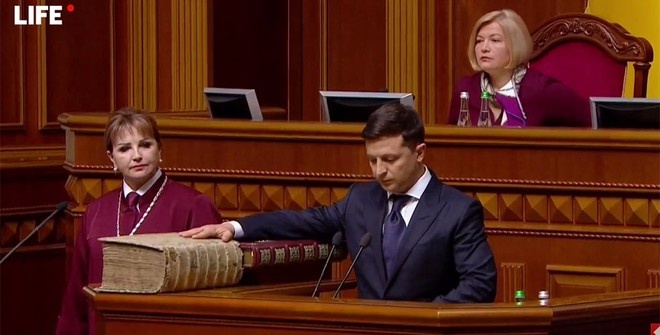 Зеленский принёс присягу украинскому народу