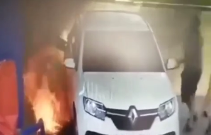 Россиянин случайно поджег свой автомобиль на АЗС